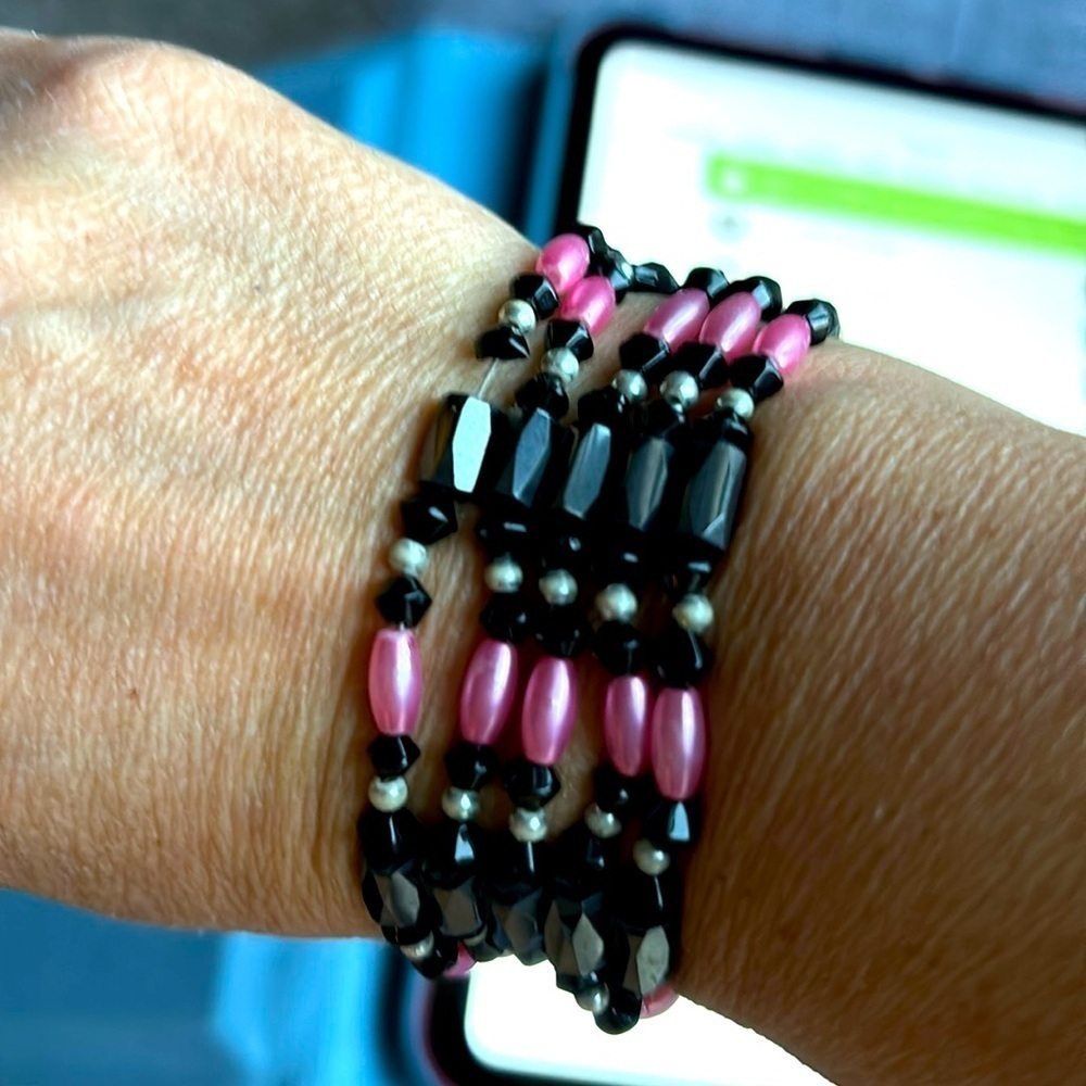 Magnetic bracelet in black and pink